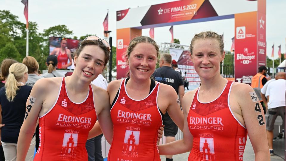 Drei Athletinnen von den Dresdner Spitzen posieren für ein Bild.