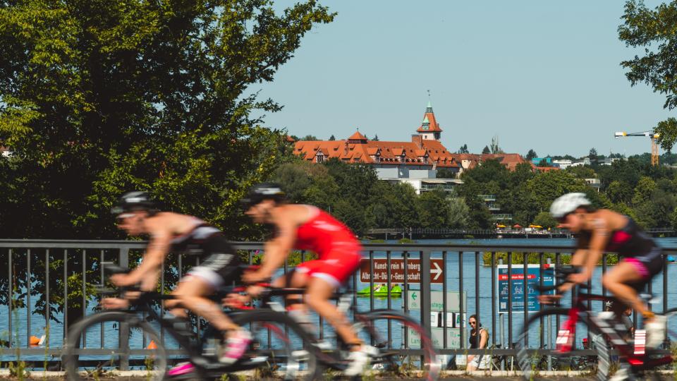 Radegruppe fährt am Wöhrder See vorbei. 