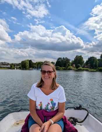 Frau auf einem Boot sitzend auf einem See