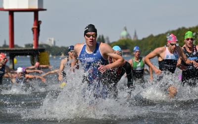 Henning Scholl läuft aus dem Wasser.