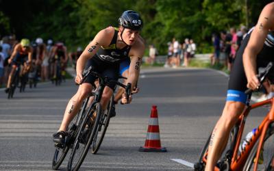 Ein Triathlet fährt fokussiert auf dem Rad in eine Kurve