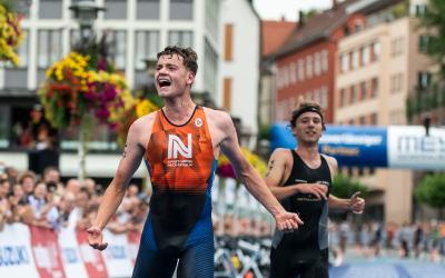 zwei Athleten der Triathlon-Bundesliga beim Zielsprint in Tübingen