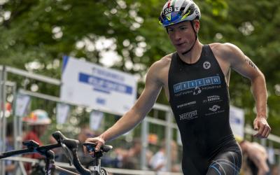 Triathlet von Münster schiebt sein Rad durch die Wechselzone