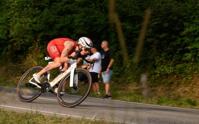 Mann im orangenen Einteiler fährt schnell einen Berg hinunter 