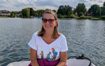 Frau auf einem Boot sitzend auf einem See