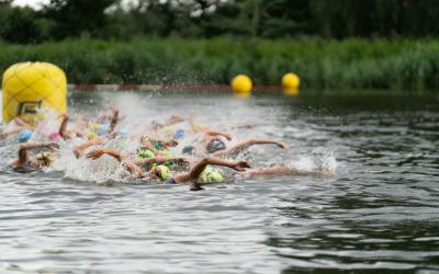 Gruppe schwimmt an Boje vorbei