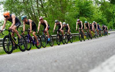untersichtige Sicht auf eine Gruppe Radfahrer