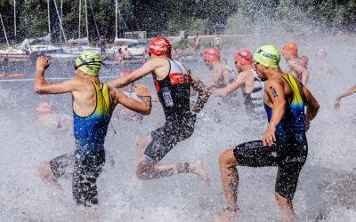 Triathleten laufen ins Wasser vom See