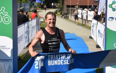 Sieger aus Hof rennt durchs Zielbanner