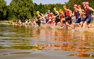 Athletinnen rennen ins Wasser