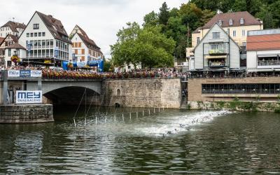 Massenstart im Neckar vor Tübingen Kulisse