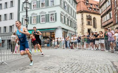 Männer laufen über Kopfsteinpflaster in der Tübingen Altstadt