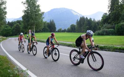 Frauen auf dem Rad vor Bergkulisse