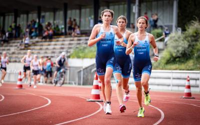 drei Frauen laufen im Team über die Tartanbahn