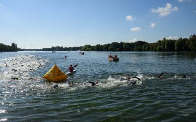 Top-Shot von den Schwimmern im Maschsee