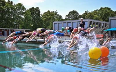 Triathleten springen ins Schwimmbecken