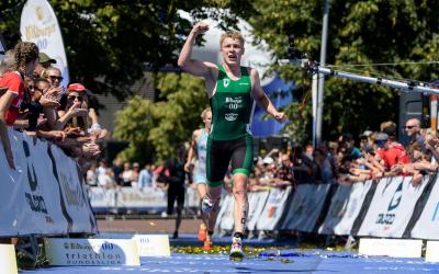 Philipp Wiewald von Triathlon Potsdam feiert seinen vierten Platz beim Triathalon Bundesliga Rennen am 23.06.2019 in Düsseldorf, Foto: Joerg Schueler