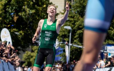 Tim Siepmann von Triathlon Potsdam feiert seinen 6. Platz beim Triathalon Bundesliga Rennen am 23.06.2019 in Düsseldorf, Foto: Joerg Schueler